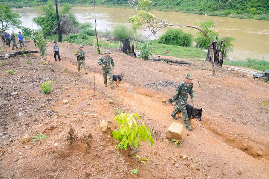 Cán bộ, chiến sĩ Đồn Biên phòng Ia O (huyện Ia Grai) tuần tra bảo vệ biên giới. Ảnh: L.T.H