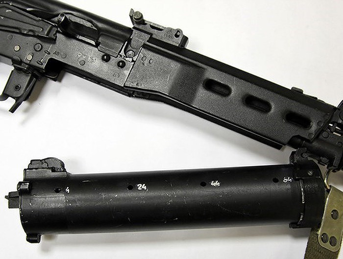  Khóa an toàn nằm phía bên phải súng với 3 chế độ là khóa, bán tự động và tự động. Súng cũng có nút để điều chỉnh tốc độ bắn thích hợp với từng nhiệm vụ tác chiến.