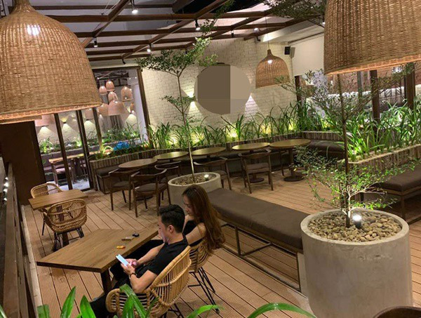  Cường Đôla cũng chia sẻ hình ảnh cùng bạn gái Đàm Thu Trang trên trang cá nhân.