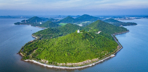 Hà Tiên sở hữu nhiều di tích danh thắng và di tích văn hóa đặc sắc. Hà Tiên sở hữu nhiều di tích danh thắng và di tích văn hóa đặc sắc.