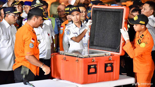Một trong các hộp đen thu được từ máy bay của Lion Air. Ảnh: Channel News Asia Một trong các hộp đen thu được từ máy bay của Lion Air. Ảnh: Channel News Asia