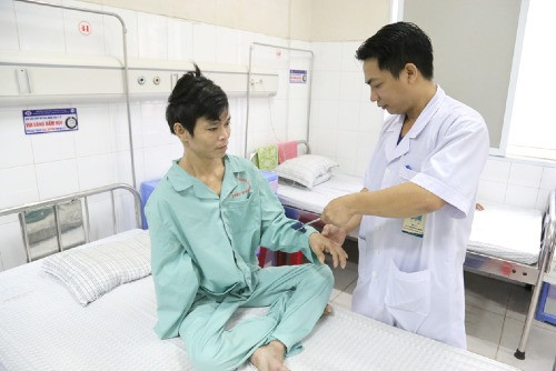 Bác sĩ kiểm tra cử động cho bệnh nhân trước khi ra viện. Ảnh: BVCC Bác sĩ kiểm tra cử động cho bệnh nhân trước khi ra viện. Ảnh: BVCC