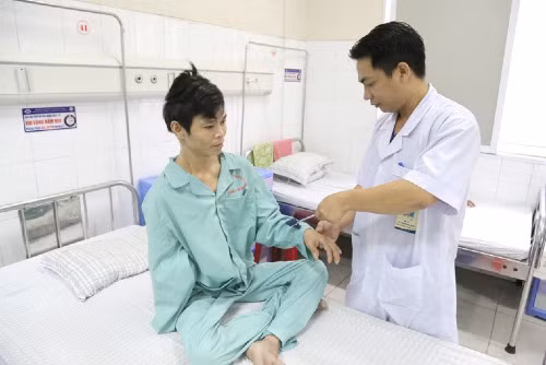 Bác sĩ kiểm tra cử động cho bệnh nhân trước khi ra viện. Ảnh: BVCC