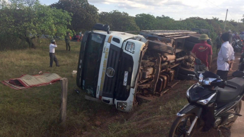  Hiện trường xe cẩu chở trụ điện lật nghiêng, đè chết 2 công nhân (Ảnh CTV).