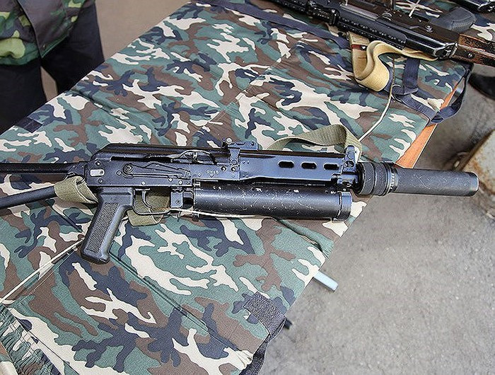  Thiết kế này có tính cơ động cao hơn so với cách bố trí hộp đạn truyền thống. Hộp tiếp đạn này có thể chứa tối đa 64 viên, các viên đạn được sắp xếp theo hình xoắn ốc tương tự súng tiểu liên Calico M960 của Mỹ. Hộp tiếp đạn được làm từ sợi thủy tinh gia cố, đây cũng đồng thời là ốp lót tay của xạ thủ.