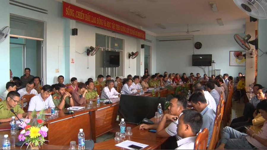 Các chủ lò cam kết không sử dụng củi rừng tự nhiên sấy thuốc lá. Ảnh: Như Loan Các chủ lò cam kết không sử dụng củi rừng tự nhiên sấy thuốc lá. Ảnh: Như Loan