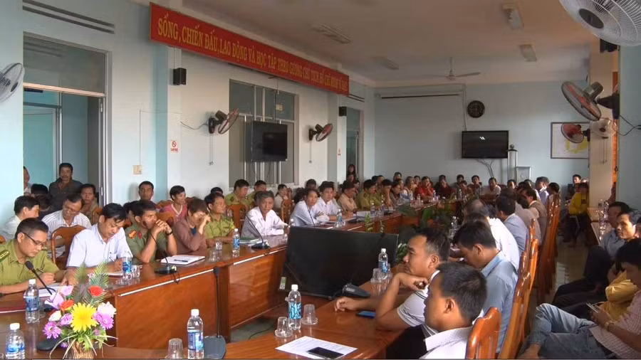 Các chủ lò cam kết không sử dụng củi rừng tự nhiên sấy thuốc lá. Ảnh: Như Loan