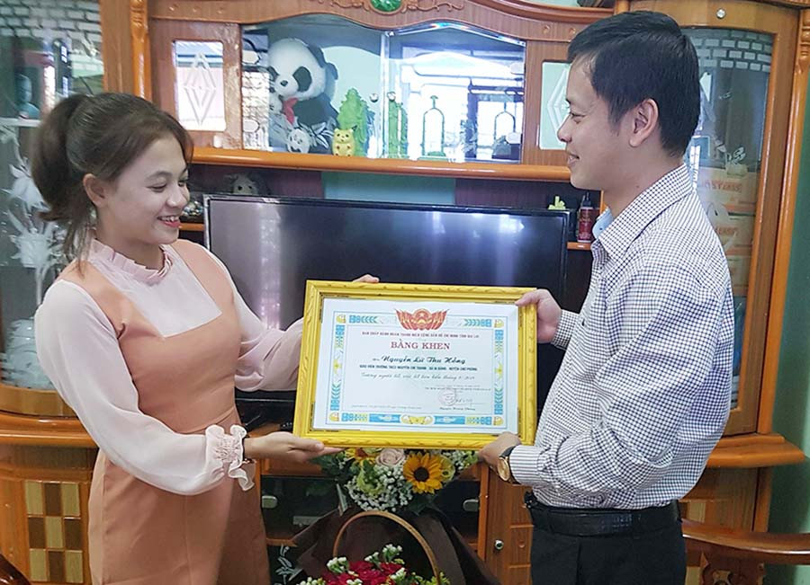  Bí thư Tỉnh Đoàn Nguyễn Hoàng Phong trao bằng khen cho cô giáo Nguyễn Lữ Thu Hồng. Ảnh: H.Đ.T