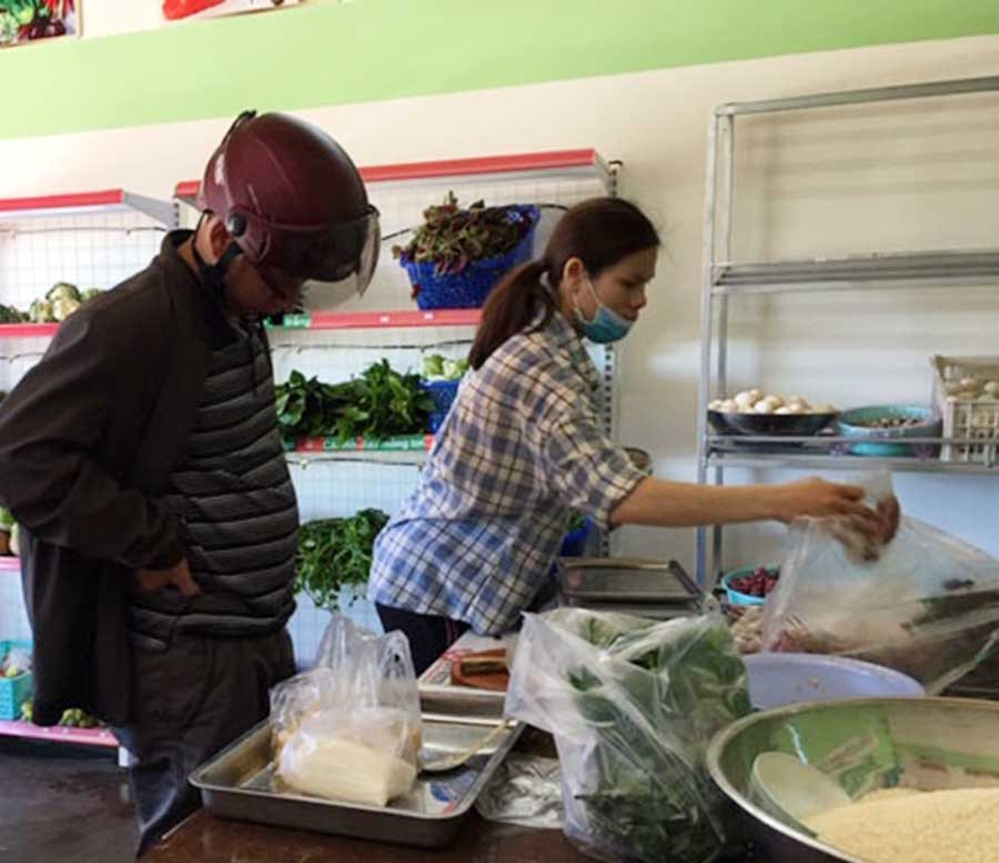  Thực phẩm tại cửa hàng Đi chợ nhanh Gia Lai luôn đảm bảo tiêu chí an toàn, rõ nguồn gốc. Ảnh: V.T