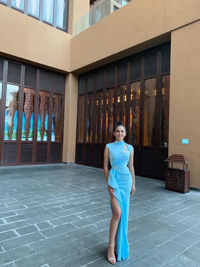 Tiểu Vy đẹp tựa 'nữ thần' với bộ váy màu xanh xẻ đùi quyến rũ.  Tiểu Vy đẹp tựa 'nữ thần' với bộ váy màu xanh xẻ đùi quyến rũ.