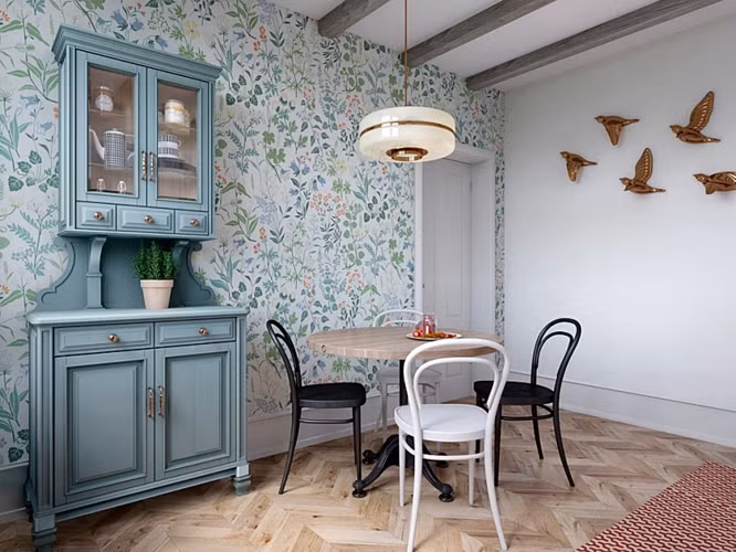 Bàn ăn và cũng là bàn tiếp khách mỗi khi có bạn bè đến thăm, tủ bát đĩa mang phong cách cổ điển có màu sắc giống với bức tường hoa bên cạnh.