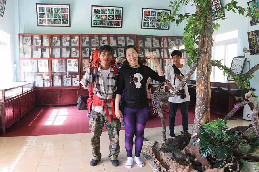  Khách du lịch thăm phòng trưng bày mẫu động-thực vật tại Khu bảo tồn Thiên nhiên Kon Chư Răng. Ảnh: N.M