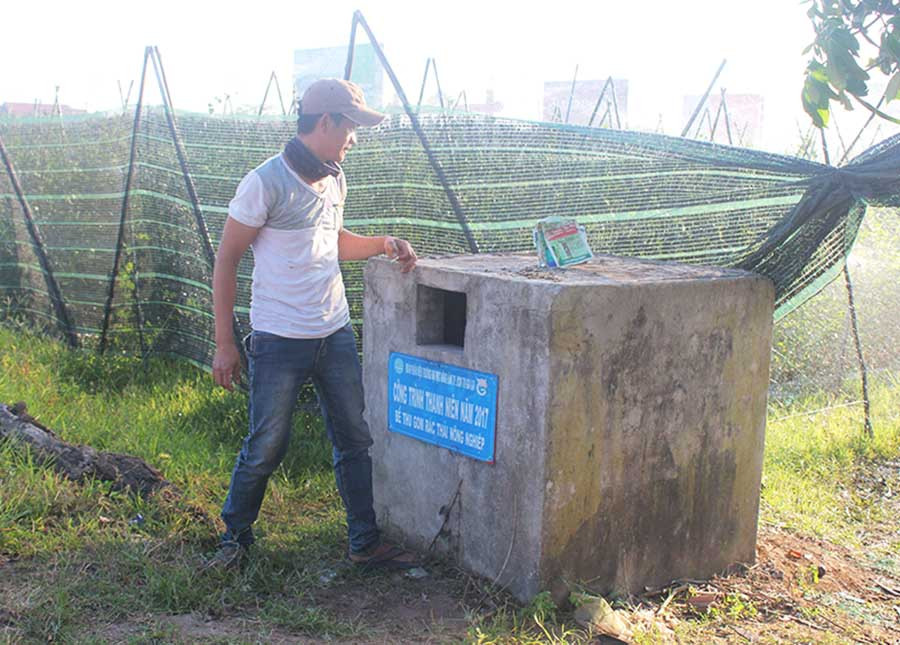  Người dân xã An Phú (TP. Pleiku) thu gom bao bì thuốc bảo vệ thực vật bỏ vào bể chứa. Ảnh: N.D