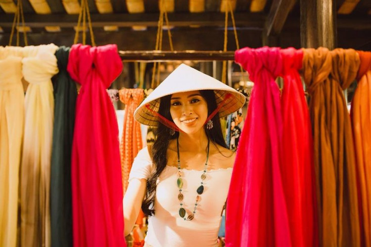  Tiểu Vy chọn hình ảnh giản dị mộc mạc, song cũng có chút gì đó hiện đại trẻ trung khi chiếc nón lá được cô kết hợp với trang phục thường ngày vừa trẻ trung vừa hiện đại.