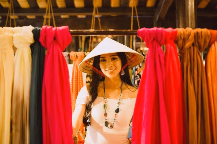  Tiểu Vy chọn hình ảnh giản dị mộc mạc, song cũng có chút gì đó hiện đại trẻ trung khi chiếc nón lá được cô kết hợp với trang phục thường ngày vừa trẻ trung vừa hiện đại.