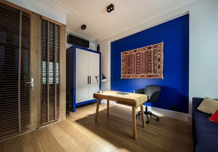 Bàn làm việc bằng gỗ đặt trước một bức tường màu xanh đẩy cao sự tập trung và yên tĩnh, cửa lá sách dễ dàng điều chỉnh khi chủ nhân muốn có thêm ánh sáng. Bàn làm việc bằng gỗ đặt trước một bức tường màu xanh đẩy cao sự tập trung và yên tĩnh, cửa lá sách dễ dàng điều chỉnh khi chủ nhân muốn có thêm ánh sáng.