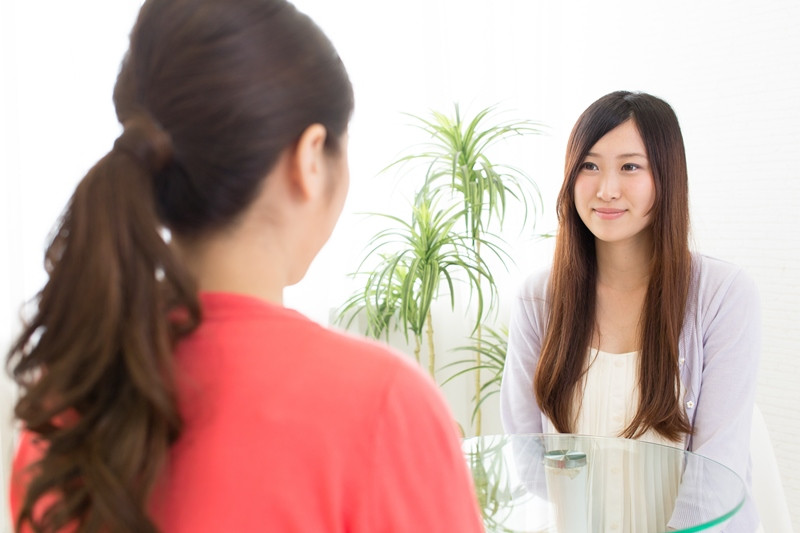 Hãy chọn một người bạn tin tưởng, để họ có thể lắng nghe bạn. Không nên từ chối nói về cảm xúc của bản thân hậu ly hôn Hãy chọn một người bạn tin tưởng, để họ có thể lắng nghe bạn. Không nên từ chối nói về cảm xúc của bản thân hậu ly hôn