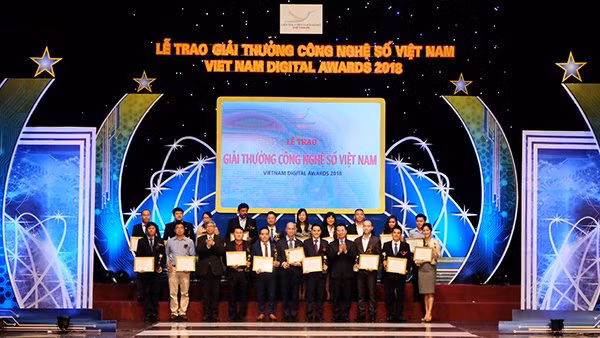 18 đơn vị, cá nhân nhận giải thưởng thuộc hạng mục “Ứng dụng công nghệ số xuất sắc”. Ảnh: Trọng Đạt
