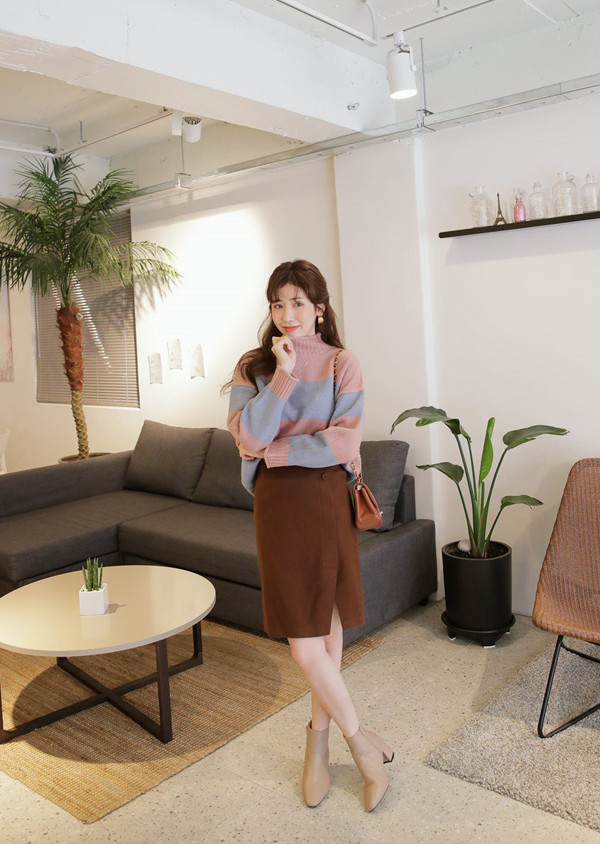 Chân váy kiểu dáng đơn giản được chọn lựa để phối hợp cùng các kiểu áo ấm, bốt cổ thấp để lên đồ thanh lịch khi đến văn phòng. Chân váy kiểu dáng đơn giản được chọn lựa để phối hợp cùng các kiểu áo ấm, bốt cổ thấp để lên đồ thanh lịch khi đến văn phòng.