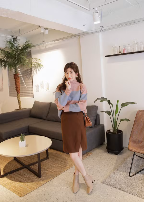 Chân váy kiểu dáng đơn giản được chọn lựa để phối hợp cùng các kiểu áo ấm, bốt cổ thấp để lên đồ thanh lịch khi đến văn phòng.