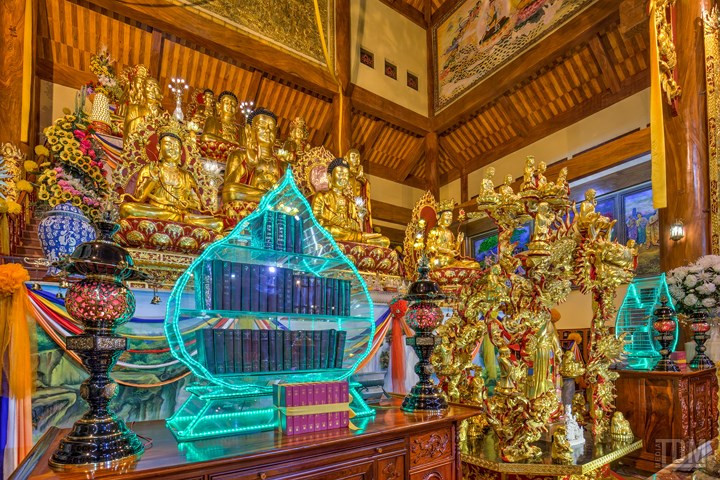 Tổ chức Kỷ lục Việt Nam năm 2014 đã công nhận Chùa Ba Vàng là ngôi chùa trên núi có tòa chính điện lớn nhất, đó là tòa Đại Hùng Bảo Điện đạt kỷ lục Việt Nam kể từ ngày 9 tháng 3 năm 2014.