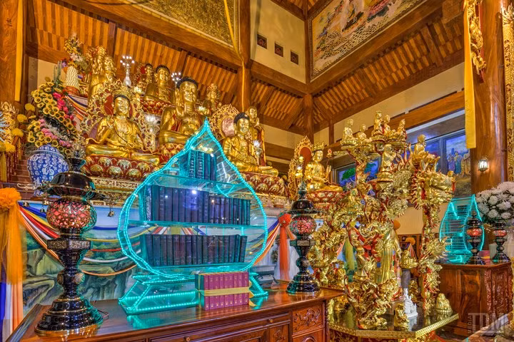 Tổ chức Kỷ lục Việt Nam năm 2014 đã công nhận Chùa Ba Vàng là ngôi chùa trên núi có tòa chính điện lớn nhất, đó là tòa Đại Hùng Bảo Điện đạt kỷ lục Việt Nam kể từ ngày 9 tháng 3 năm 2014.