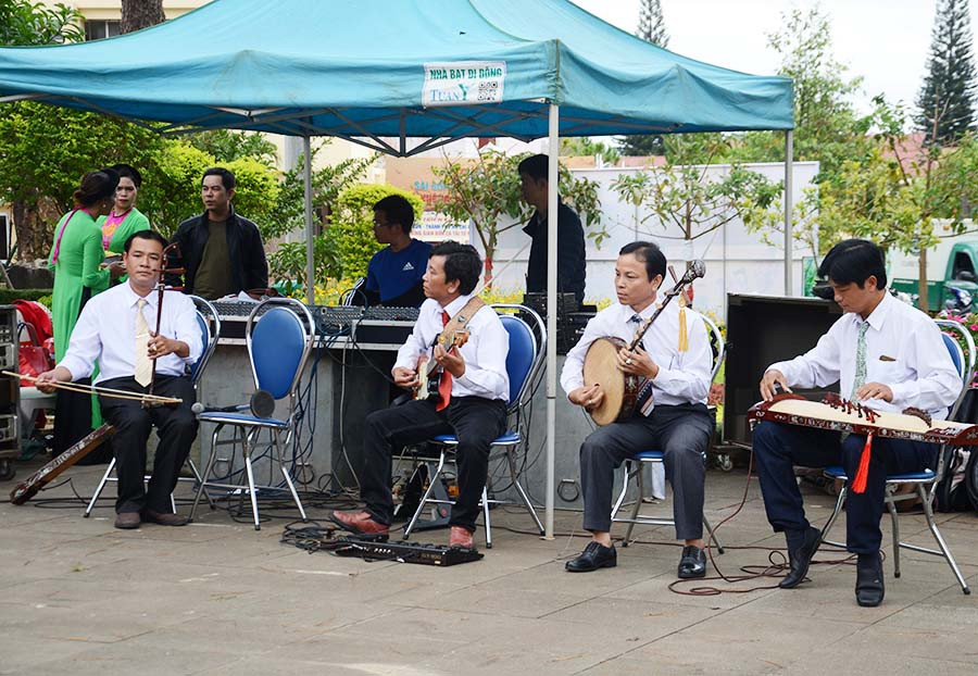 Các nghệ nhân tỉnh Tiền Giang tham gia biểu diễn tại Triển lãm nhạc cụ dân tộc truyền thống Việt Nam. Ảnh: Phương Linh Các nghệ nhân tỉnh Tiền Giang tham gia biểu diễn tại Triển lãm nhạc cụ dân tộc truyền thống Việt Nam. Ảnh: Phương Linh