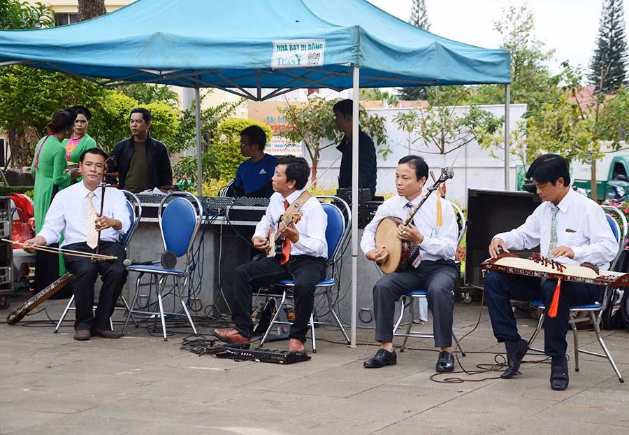 Các nghệ nhân tỉnh Tiền Giang tham gia biểu diễn tại Triển lãm nhạc cụ dân tộc truyền thống Việt Nam. Ảnh: Phương Linh