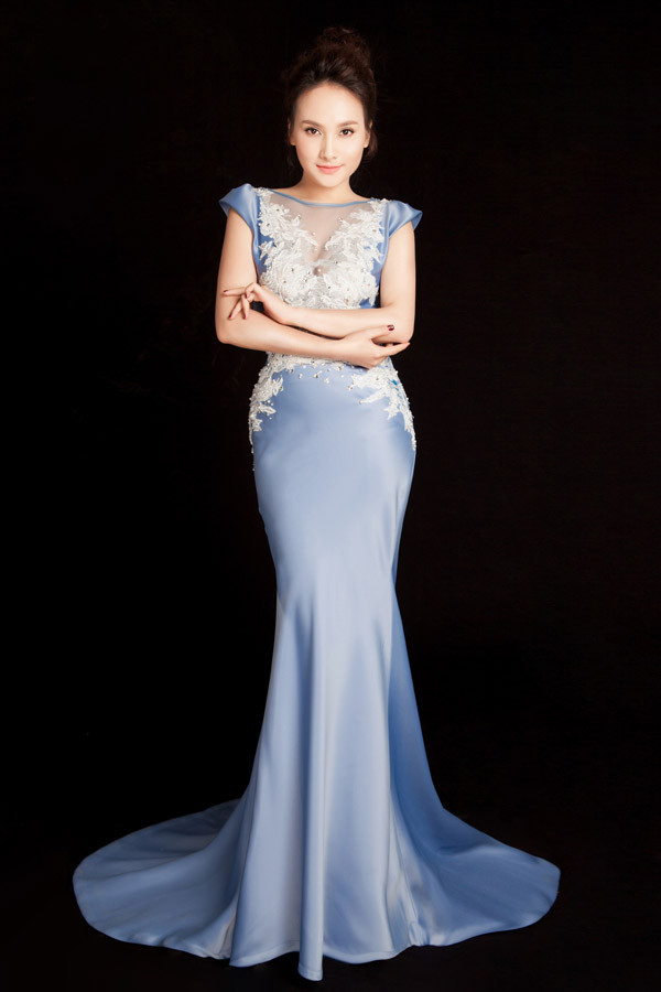 Bộ đầm satin xanh thêm phần quyến rũ với chi tiết hoa ren đắp nổi ở thân trên  Bộ đầm satin xanh thêm phần quyến rũ với chi tiết hoa ren đắp nổi ở thân trên