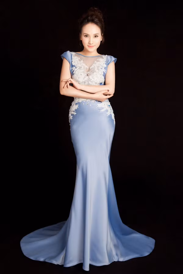  Bộ đầm satin xanh thêm phần quyến rũ với chi tiết hoa ren đắp nổi ở thân trên