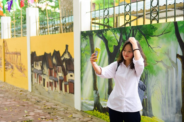 Bức tường còn được mệnh danh là “bức tường sống ảo”, thu hút đông du khách đến tham quan, chụp ảnh. Ảnh: Toàn Vũ Bức tường còn được mệnh danh là “bức tường sống ảo”, thu hút đông du khách đến tham quan, chụp ảnh. Ảnh: Toàn Vũ