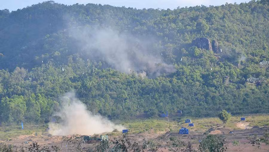 Vũ khí của cấp trên chi viện bắn vào đội hình phòng ngự của địch. Ảnh: Vĩnh Hoàng