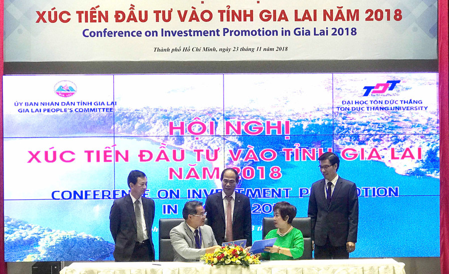 Ông Hồ Phước Thành ký kết biên bản ghi nhớ với Công ty TNHH một thành viên FBS Hội Phú. Ảnh: Hà Duy