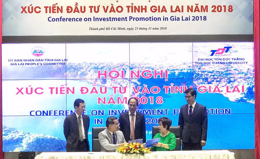 Ông Hồ Phước Thành ký kết biên bản ghi nhớ với Công ty TNHH một thành viên FBS Hội Phú. Ảnh: Hà Duy