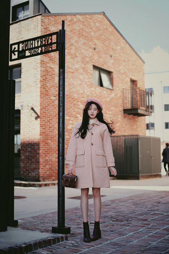 Cách sử dụng nhiều chất liệu có khả năng giữ ấm cao như vải bố, dạ, vải len, nỉ... khiến trang phục cho mùa se lạnh trở nên đa dạng hơn. Cách sử dụng nhiều chất liệu có khả năng giữ ấm cao như vải bố, dạ, vải len, nỉ... khiến trang phục cho mùa se lạnh trở nên đa dạng hơn.