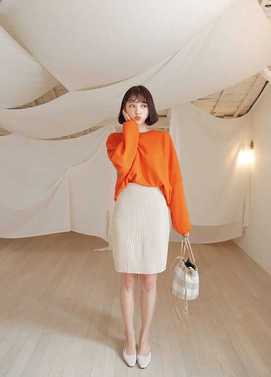  Những cô nàng mê chân váy vẫn có thể ung dung diện trang phục mình yêu thích trong mùa đông. Bởi các mẫu váy xẻ, chân váy bút chì, váy ngắn đều được cắt may trên các chất liệu giữ ấm cao.