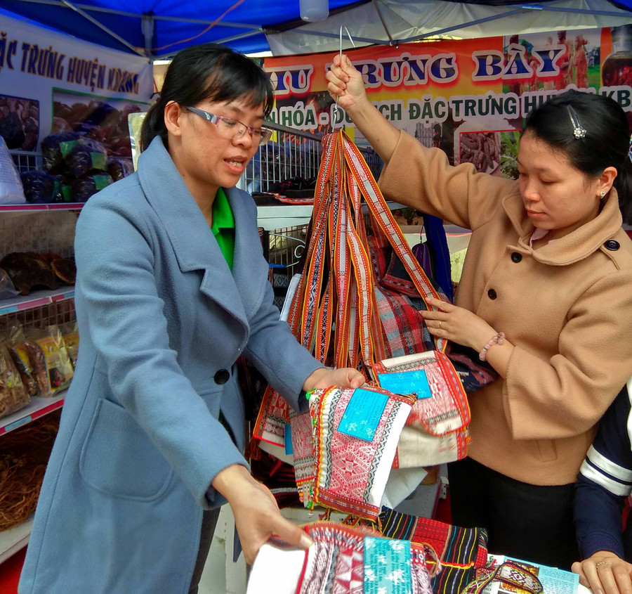 Gian hàng thổ cẩm của huyện K bang khá ân tượng. Ảnh: Dã Quỳ