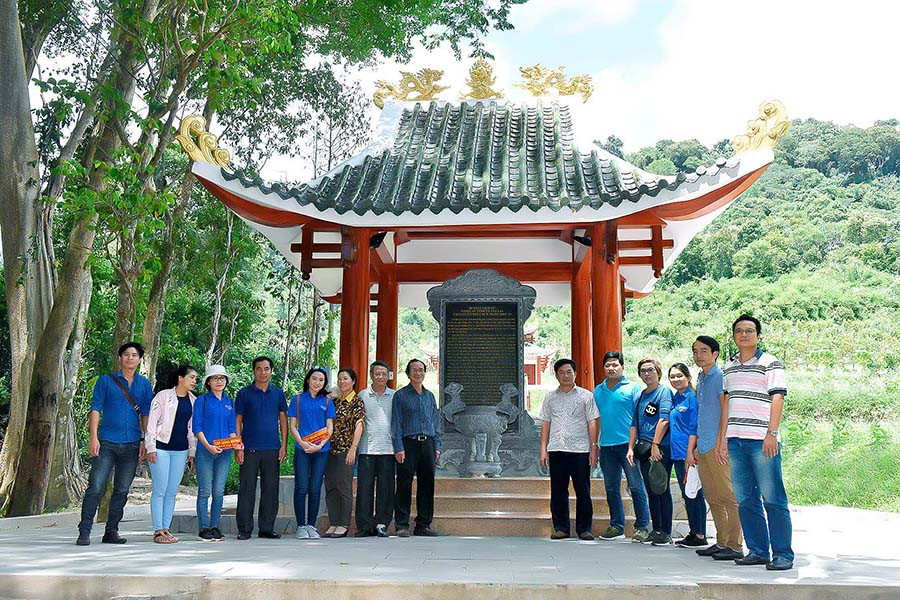  Cán bộ, viên chức Báo Gia Lai thăm Khu Di tích lịch sử cách mạng Krong. Ảnh: Đức Thụy