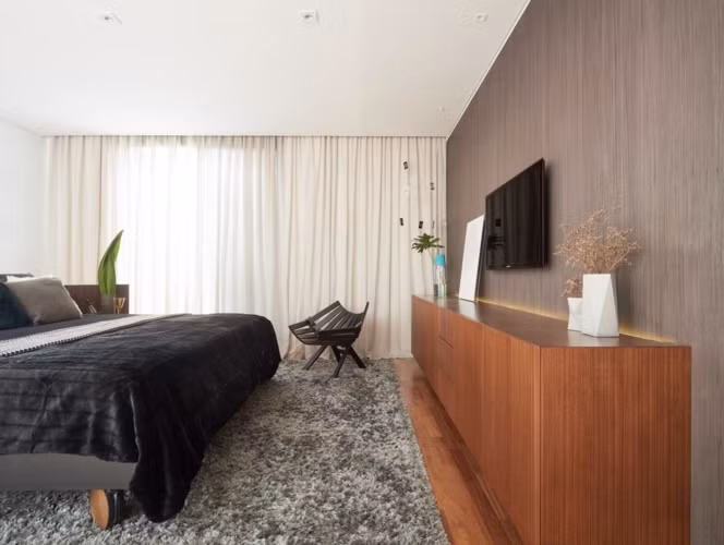  Màn cửa dày kéo dài từ tường xuống sàn để điều chỉnh ánh sáng theo mong muốn của chủ nhà.