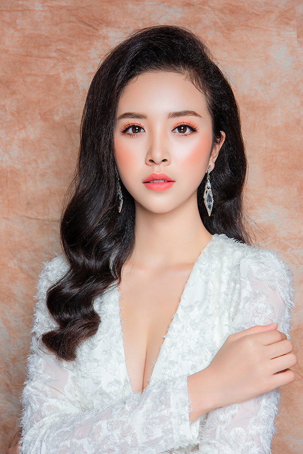 Giành danh hiệu Á hậu 2 cuộc thi Hoa hậu Việt Nam 2018, Thuý An ghi dấu ấn với vẻ đẹp nữ tính và không kém phần kiêu sa.