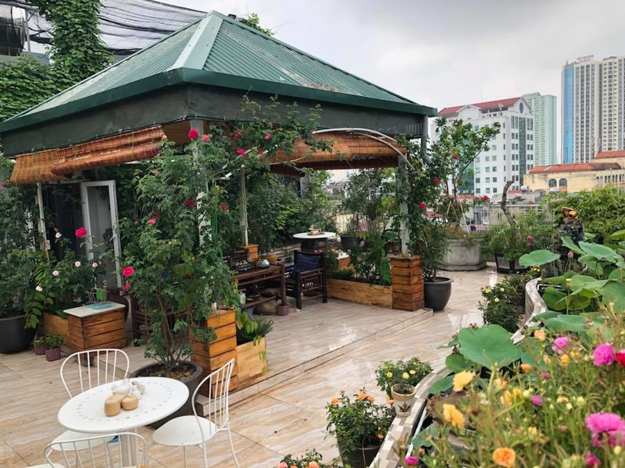 Khu vực giữa sân thượng, gia chủ thiết kế mái che đặt một bộ bàn ghế để mọi người vừa ngồi ngắm cảnh vừa thưởng trà trong mọi thời tiết. Ngoài ra còn có ba bộ bàn ghế đặt ở các không gian khác xung quanh sân này. Khu vực giữa sân thượng, gia chủ thiết kế mái che đặt một bộ bàn ghế để mọi người vừa ngồi ngắm cảnh vừa thưởng trà trong mọi thời tiết. Ngoài ra còn có ba bộ bàn ghế đặt ở các không gian khác xung quanh sân này.
