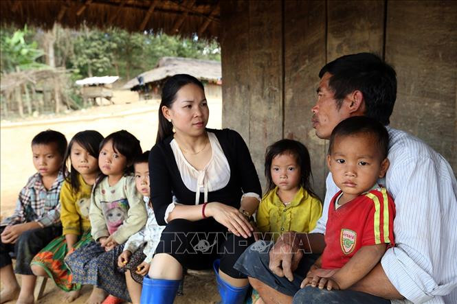 Cô Miên đến từng nhà động viên bố mẹ các em đưa con tới trường. Ảnh: Phan Tuấn Anh/TTXVN Cô Miên đến từng nhà động viên bố mẹ các em đưa con tới trường. Ảnh: Phan Tuấn Anh/TTXVN