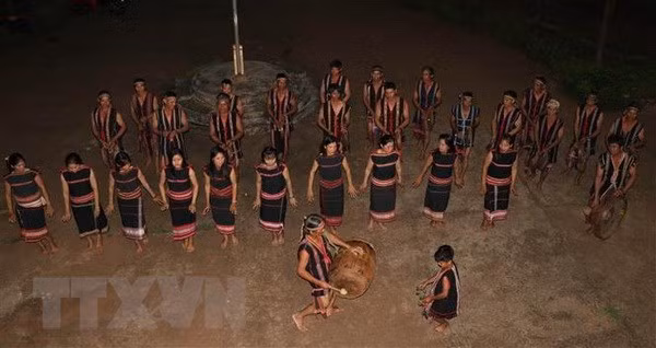 Đội cồng chiêng xã Ia Ka, huyện Chư Păh tích cực tập luyện để trình diễn trại Festival văn hóa cồng chiêng Tây Nguyên 2018. (Ảnh: Hồng Điệp/TTXVN)