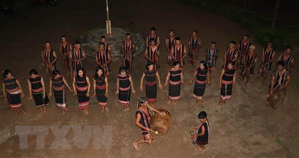 Đội cồng chiêng xã Ia Ka, huyện Chư Păh tích cực tập luyện để trình diễn trại Festival văn hóa cồng chiêng Tây Nguyên 2018. (Ảnh: Hồng Điệp/TTXVN) Đội cồng chiêng xã Ia Ka, huyện Chư Păh tích cực tập luyện để trình diễn trại Festival văn hóa cồng chiêng Tây Nguyên 2018. (Ảnh: Hồng Điệp/TTXVN)