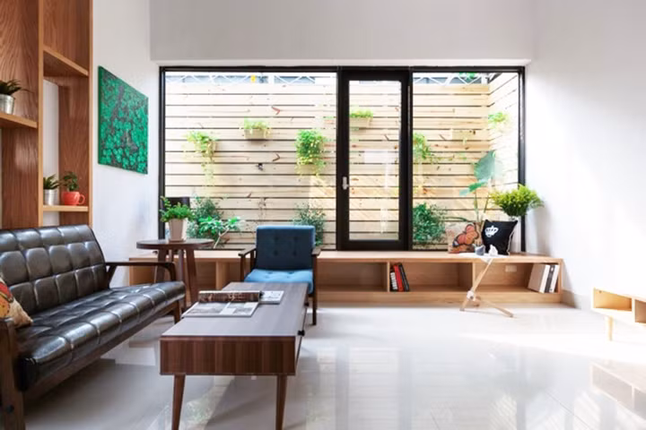 Vì lớp sơn của nhà cũ đã bị thời gian làm hoen ố nên chủ nhân mới đã thay gạch lát sàn và sơn lại tường mới, tường màu trắng cũng thuận tiện để trang trí và thay đổi về sau.