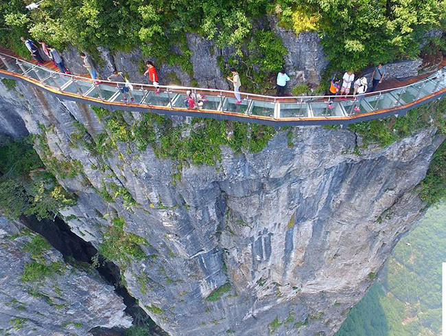  Người Trung Quốc dường như rất thích thử thách thần kinh như thế này. Đây là một chiếc cầu được làm bằng thủy tinh trên Núi Tianmen.