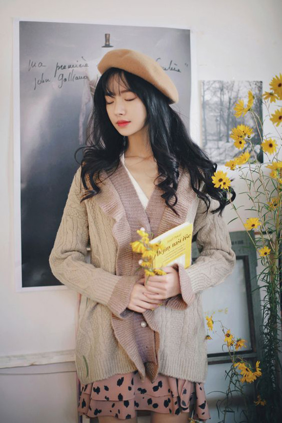 Chỉ diện trang phục đơn sắc suốt tuần đôi khi sẽ khiến hình ảnh của bạn kém thu hút. Nên chọn thêm các trang phục họa tiết đơn giản, tương đồng sắc màu để phối đồ. Chỉ diện trang phục đơn sắc suốt tuần đôi khi sẽ khiến hình ảnh của bạn kém thu hút. Nên chọn thêm các trang phục họa tiết đơn giản, tương đồng sắc màu để phối đồ.