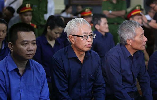  Trần Phương Bình (giữa) thừa nhận hành vi phạm tội như cáo trạng truy tố