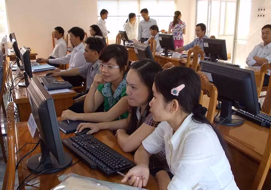 -Cán bộ công chức ứng dụng công nghệ thông tin để sử dụng công báo điện tử thay thế công báo in. Ảnh: Thanh Nhật