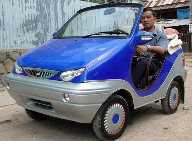 Nhà sáng chế Nhean Phaloek bên sản phẩm đầu tay. Nhà sáng chế Nhean Phaloek bên sản phẩm đầu tay.